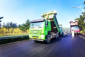 S201威東線（機(jī)場路）路段，預(yù)計10月20日路面主體完工